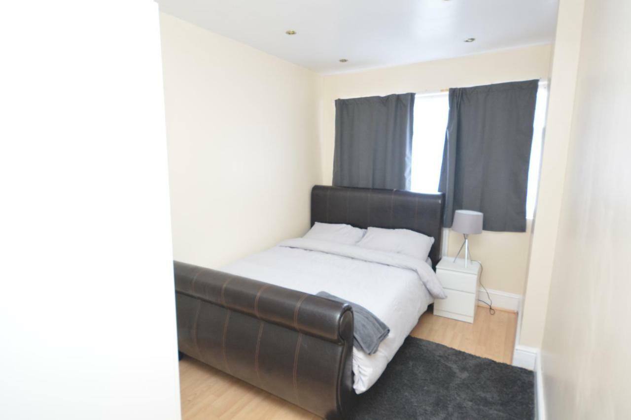 Four Bedroom Townhouse 12 Minutes Walk To Excel Exhibition Centre Londres Extérieur photo