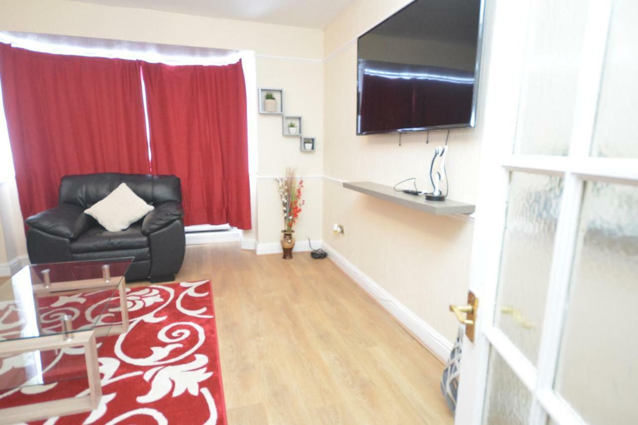 Four Bedroom Townhouse 12 Minutes Walk To Excel Exhibition Centre Londres Extérieur photo