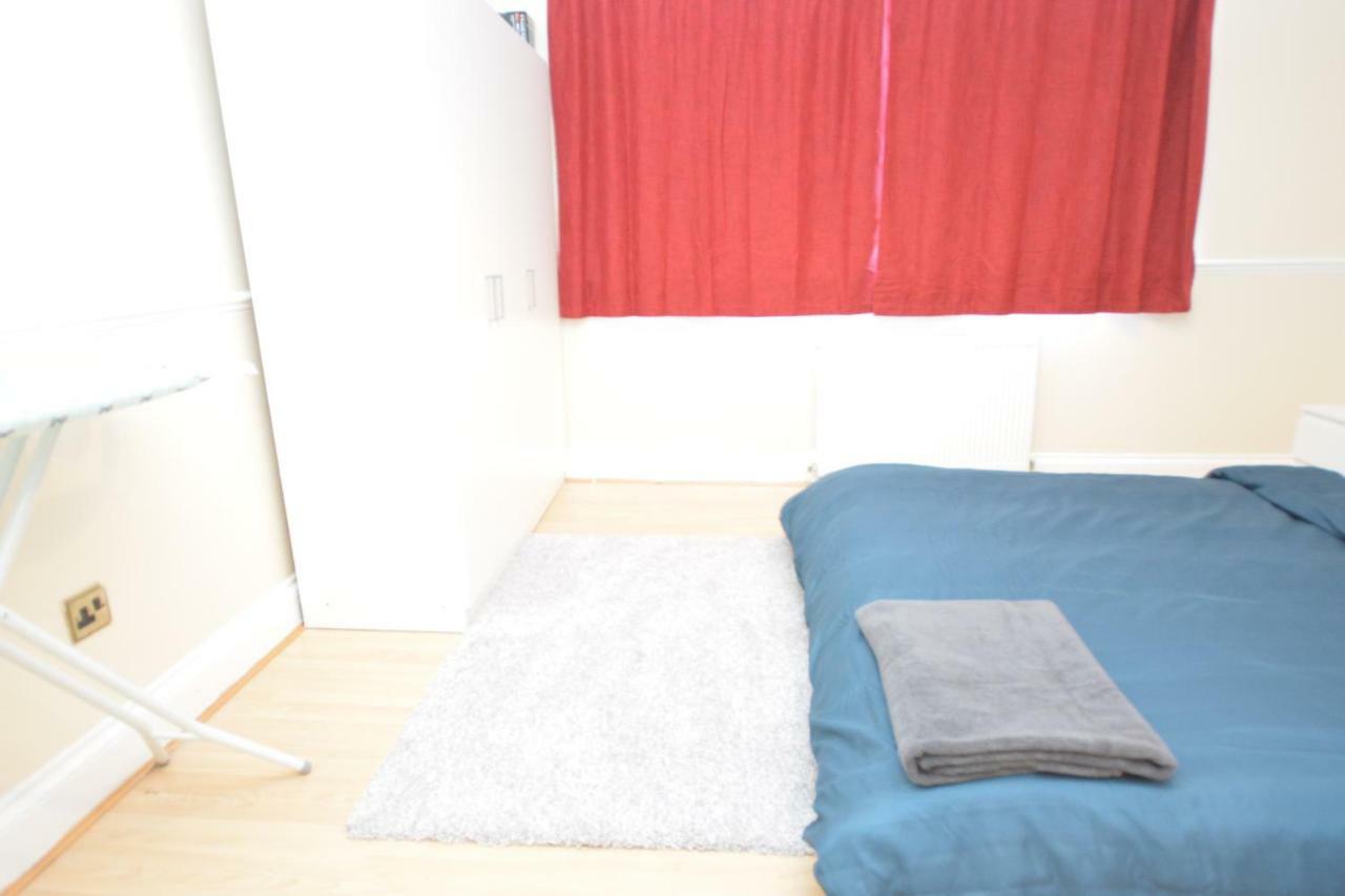 Four Bedroom Townhouse 12 Minutes Walk To Excel Exhibition Centre Londres Extérieur photo