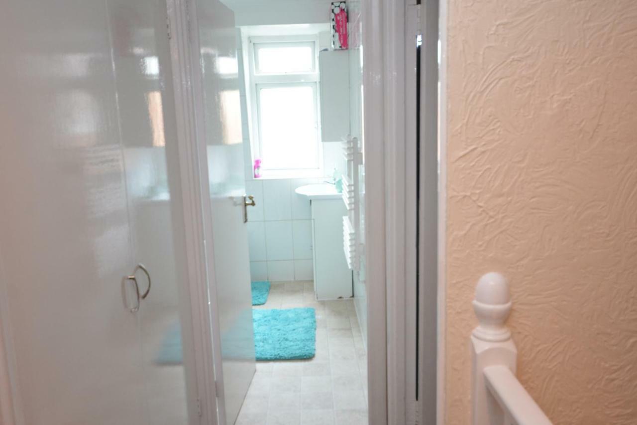 Four Bedroom Townhouse 12 Minutes Walk To Excel Exhibition Centre Londres Extérieur photo