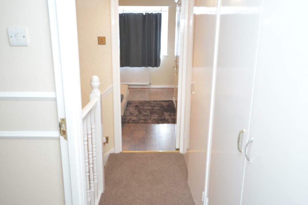 Four Bedroom Townhouse 12 Minutes Walk To Excel Exhibition Centre Londres Extérieur photo