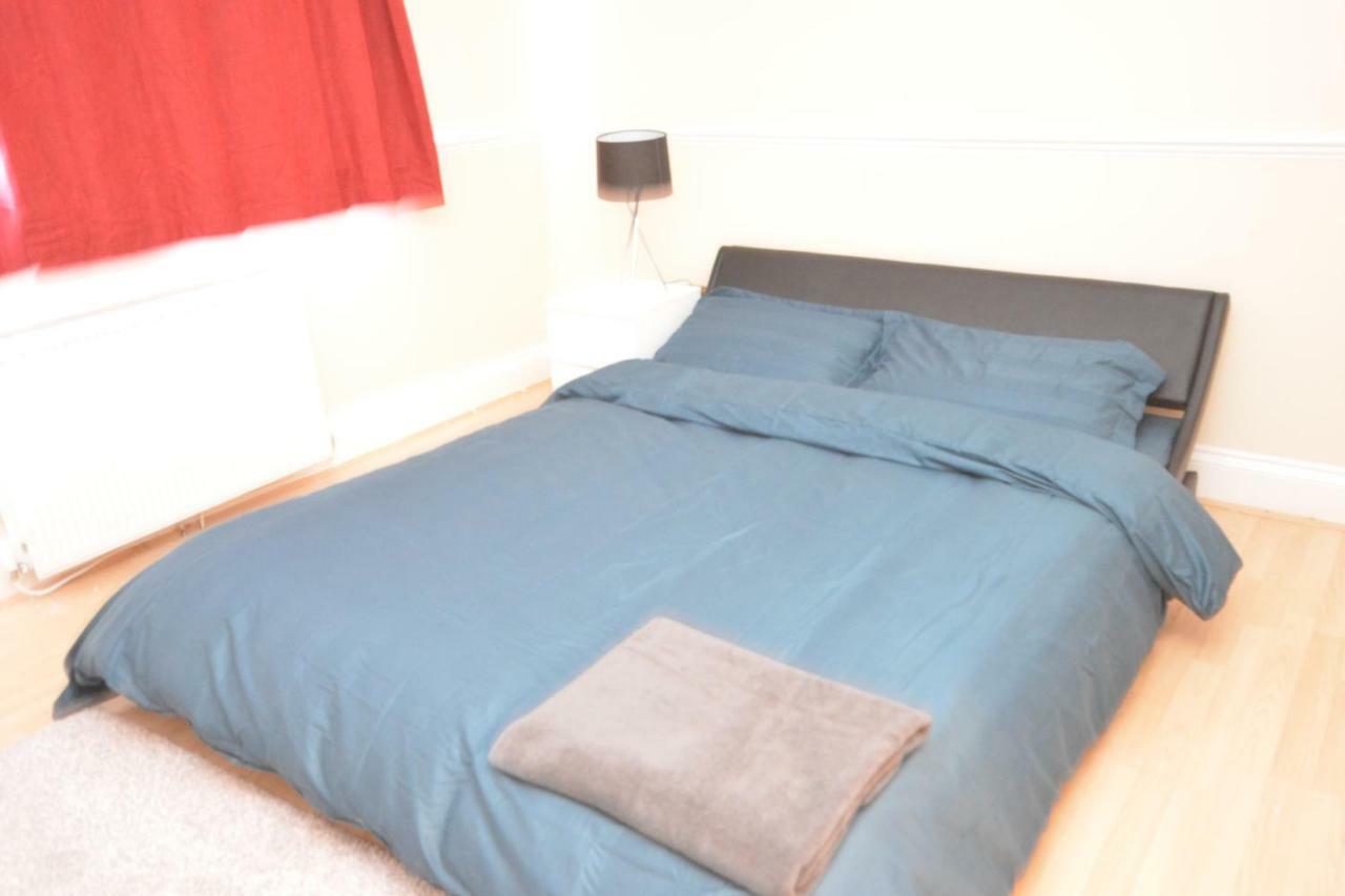 Four Bedroom Townhouse 12 Minutes Walk To Excel Exhibition Centre Londres Extérieur photo