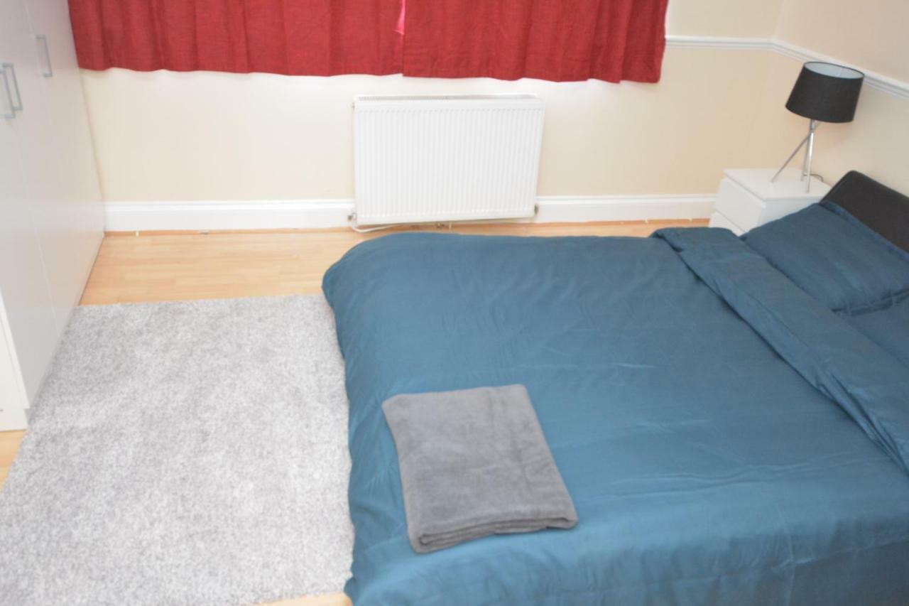 Four Bedroom Townhouse 12 Minutes Walk To Excel Exhibition Centre Londres Extérieur photo