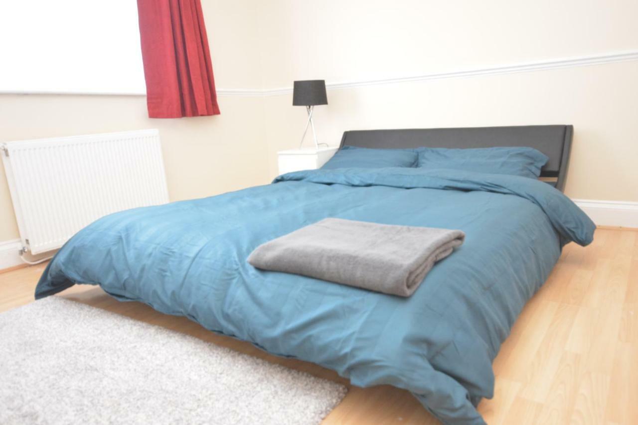 Four Bedroom Townhouse 12 Minutes Walk To Excel Exhibition Centre Londres Extérieur photo