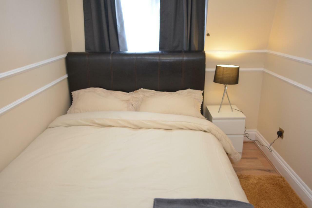 Four Bedroom Townhouse 12 Minutes Walk To Excel Exhibition Centre Londres Extérieur photo