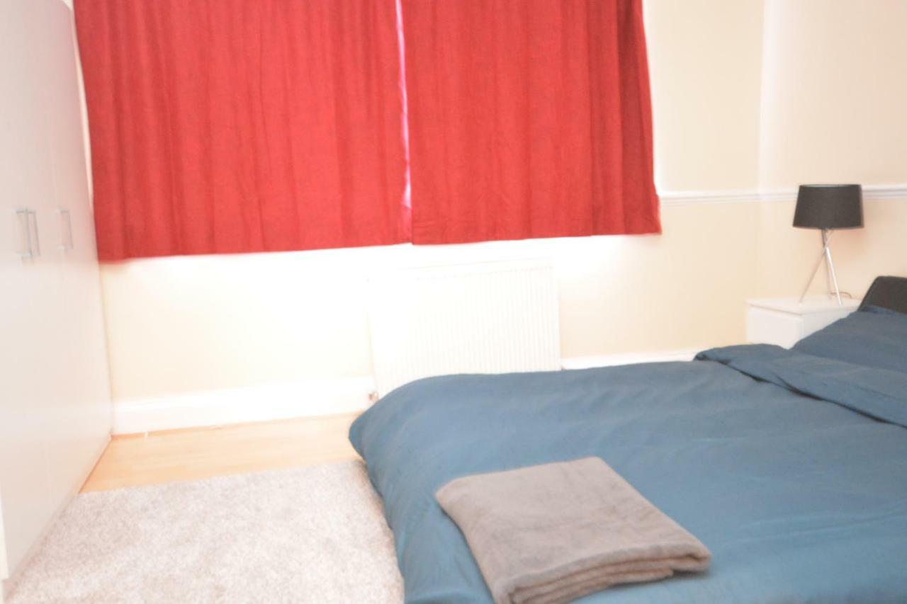Four Bedroom Townhouse 12 Minutes Walk To Excel Exhibition Centre Londres Extérieur photo