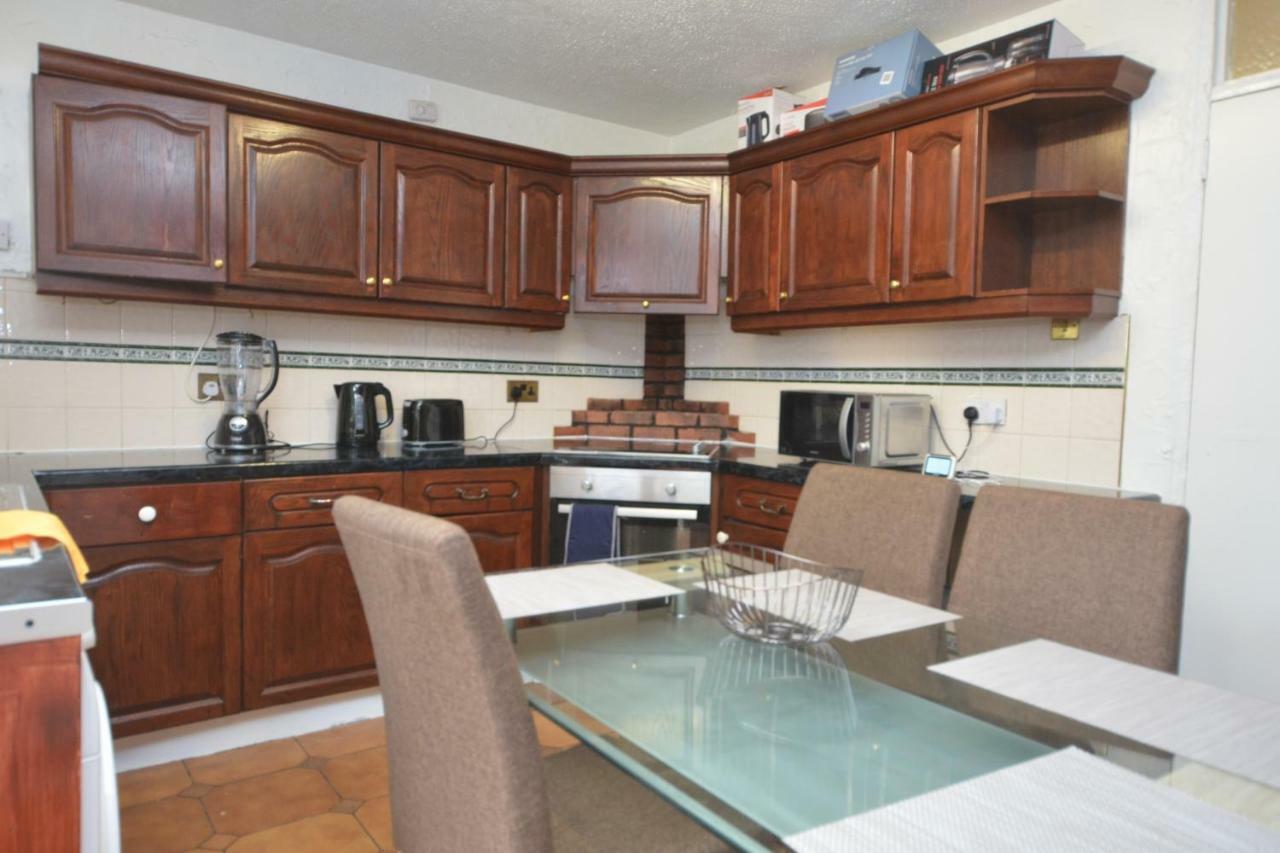 Four Bedroom Townhouse 12 Minutes Walk To Excel Exhibition Centre Londres Extérieur photo