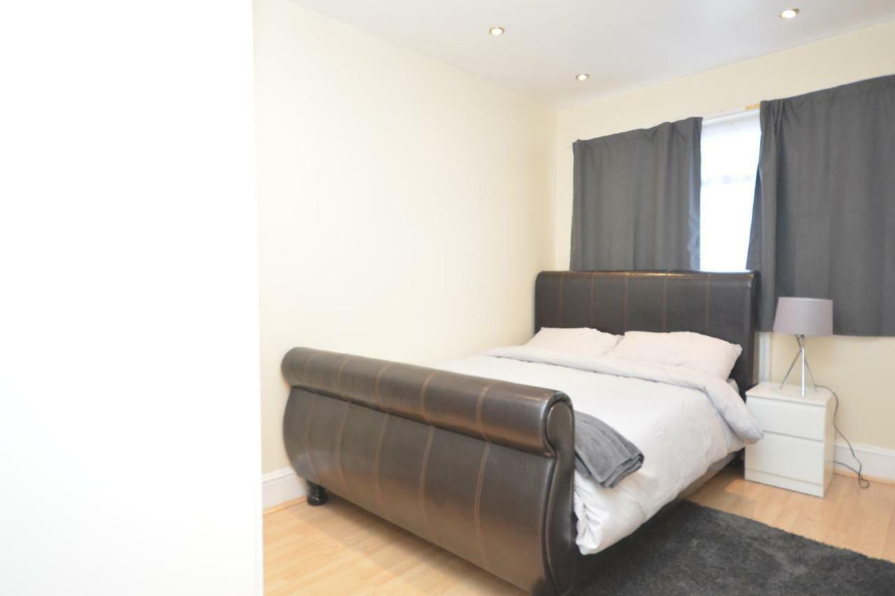 Four Bedroom Townhouse 12 Minutes Walk To Excel Exhibition Centre Londres Extérieur photo